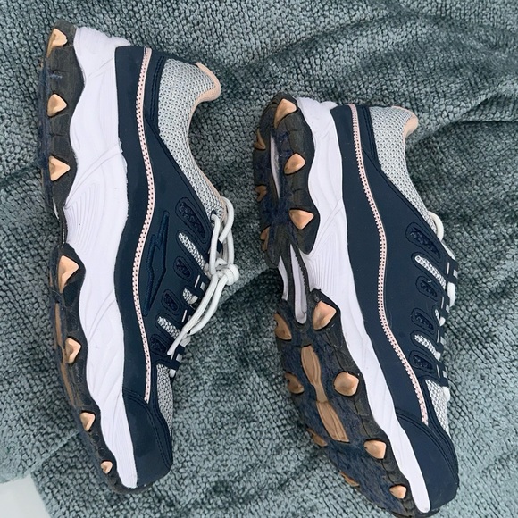 Avila Womens Sneaker 8 NWOT - Picture 3 of 7